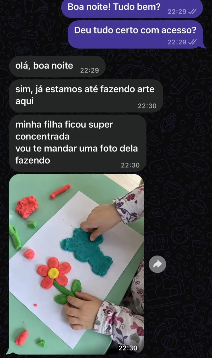 Conversa com cliente: “Sim, já estamos até fazendo arte aqui. Minha filha ficou super concentrada.” Foto da criança montando uma flor de massinha.